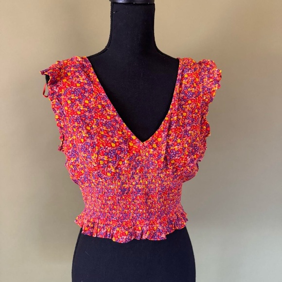 ⭐️ Floral scoop v neck top by patrons of peace - Picture 2 of 5